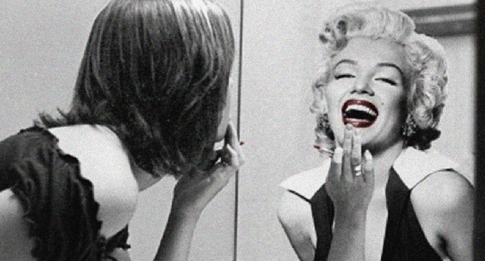 Montaje de la fotografía de una mujer cuyo reflejo es Marilyn Monroe